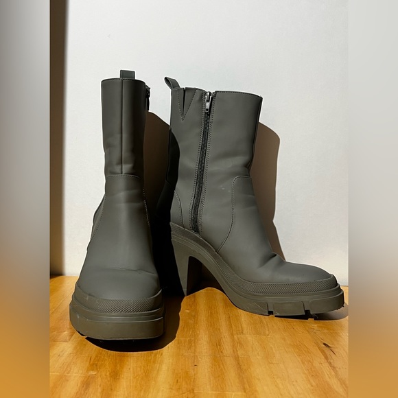 Zara green rubberized boots. Size 39. - Picture 4 of 9